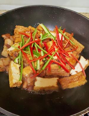 味道超赞的油炸豆腐炒五花肉的做法 步骤12