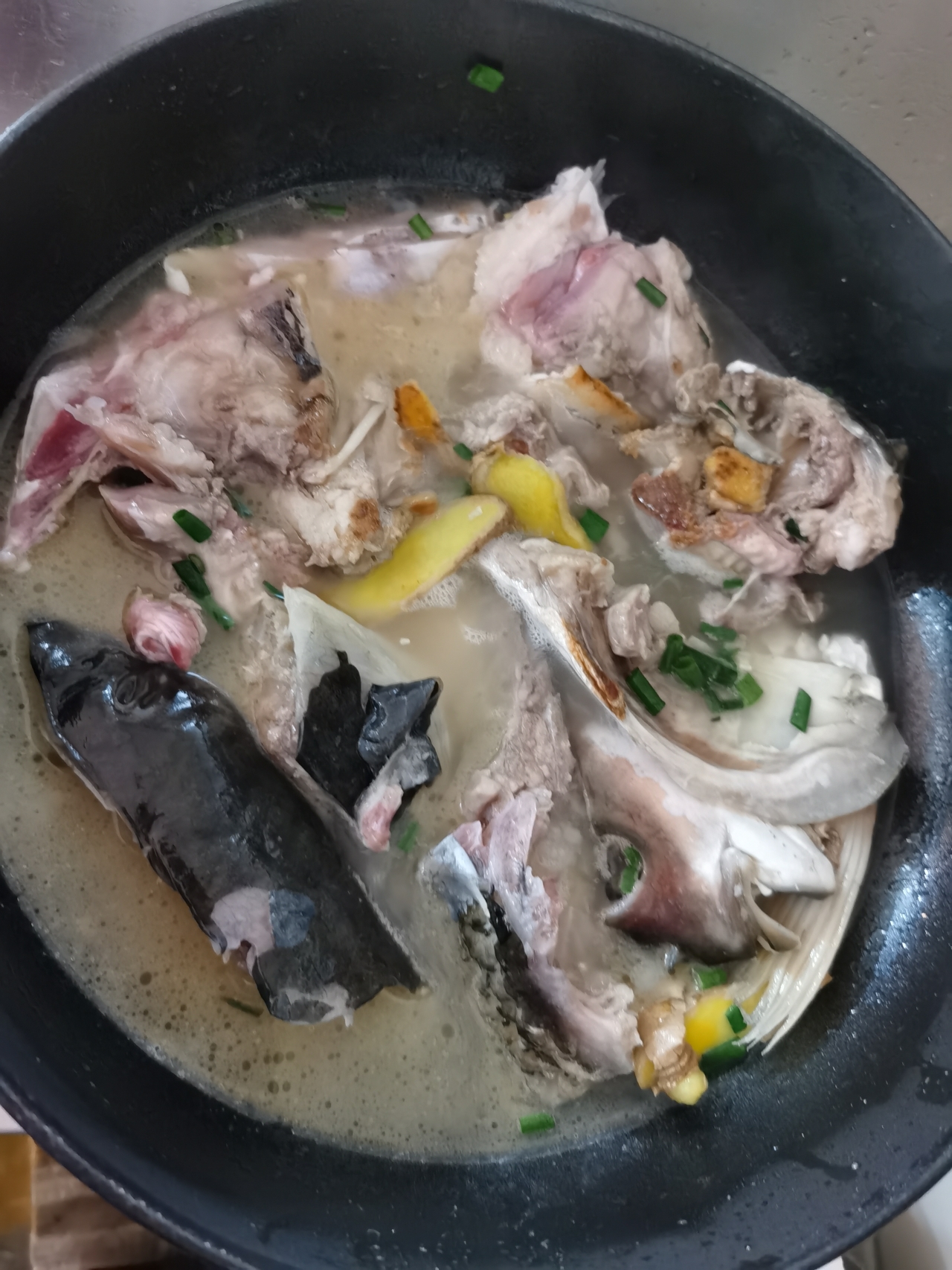 铁锅炖鱼头的做法