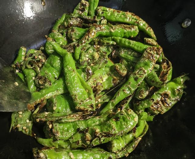 夏天的下饭菜—虎皮青椒的做法
