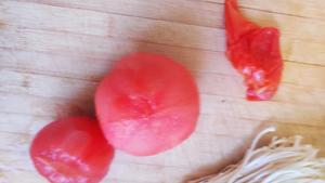 番茄金针菇炖肥牛的做法 步骤3