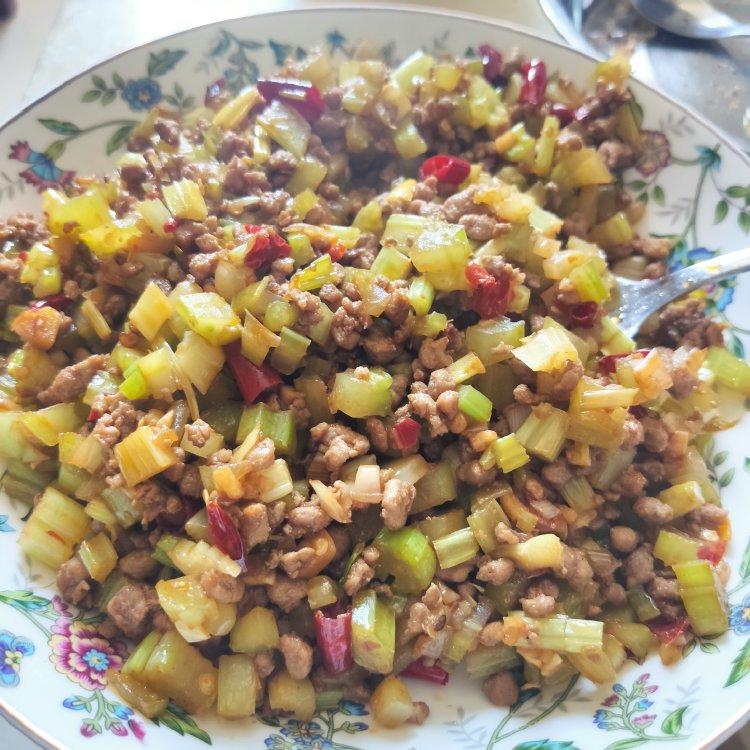 厨师长教你：“芹菜炒肉末”的家常做法，味道很赞，非常下饭