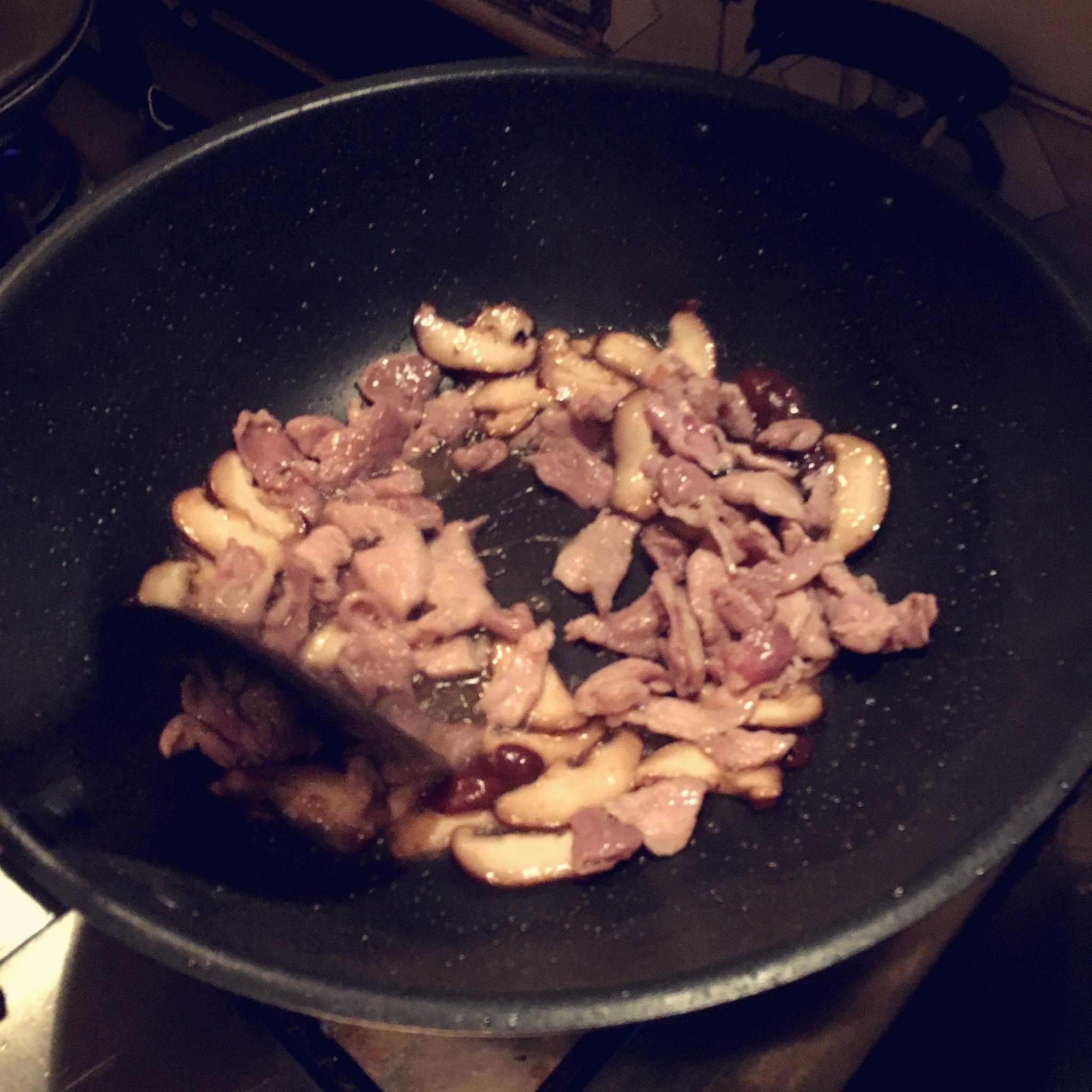 鲜冬菇炒肉的做法 步骤2