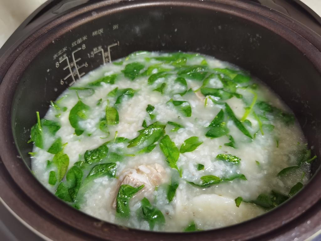 山药筒骨枸杞叶煲粥