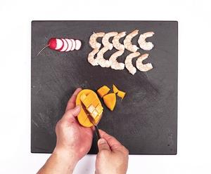 芒果凤尾虾卷配芝麻菜水萝卜色拉的做法 步骤1