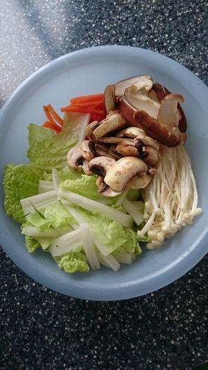 蔬菜版的韩式泡菜锅的做法 步骤1