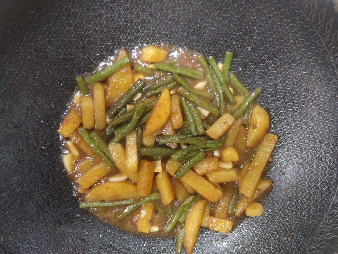 豇豆炒土豆是很神奇的一道菜, 没有一丁点肉, 却好吃到爆