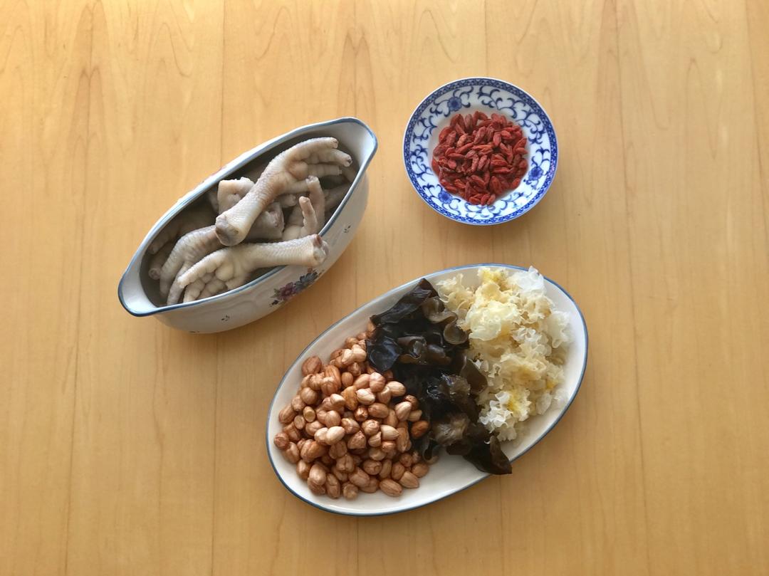 红枣花生煲鸡爪