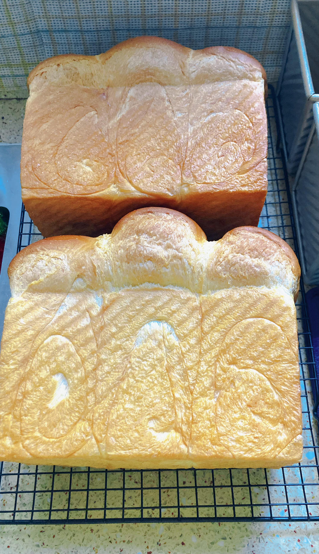 两条超级软的甜甜吐司