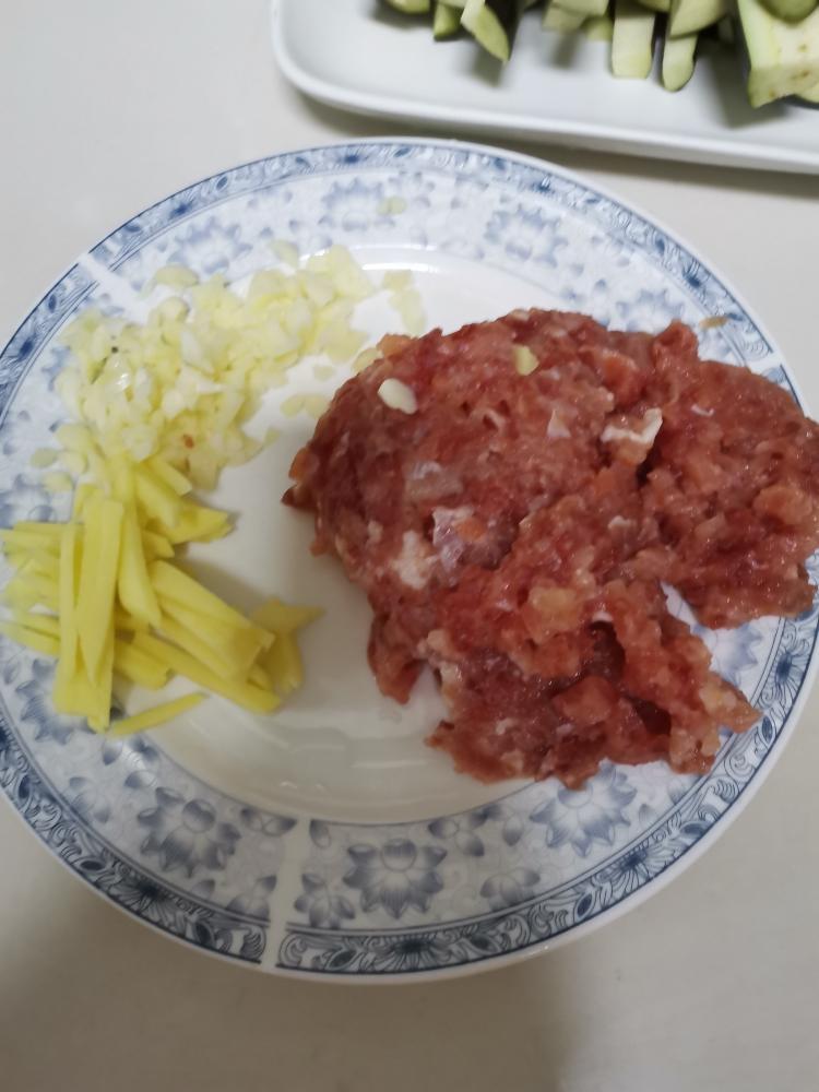 能多吃两碗饭的蒜香肉沫茄子的做法 步骤1