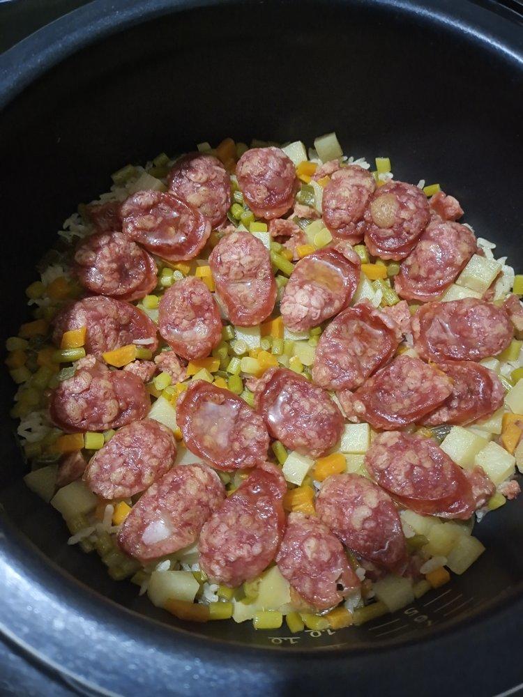 蒲公英的味道瑶瑶做的电饭煲香肠焖饭