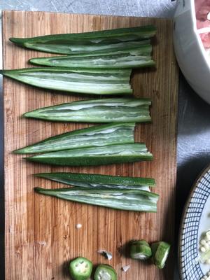 香煎菠菜鸡肉酿秋葵的做法 步骤3