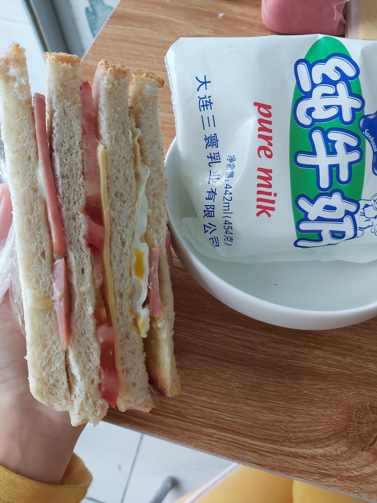 早餐西红柿火腿鸡蛋芝士三明治的做法