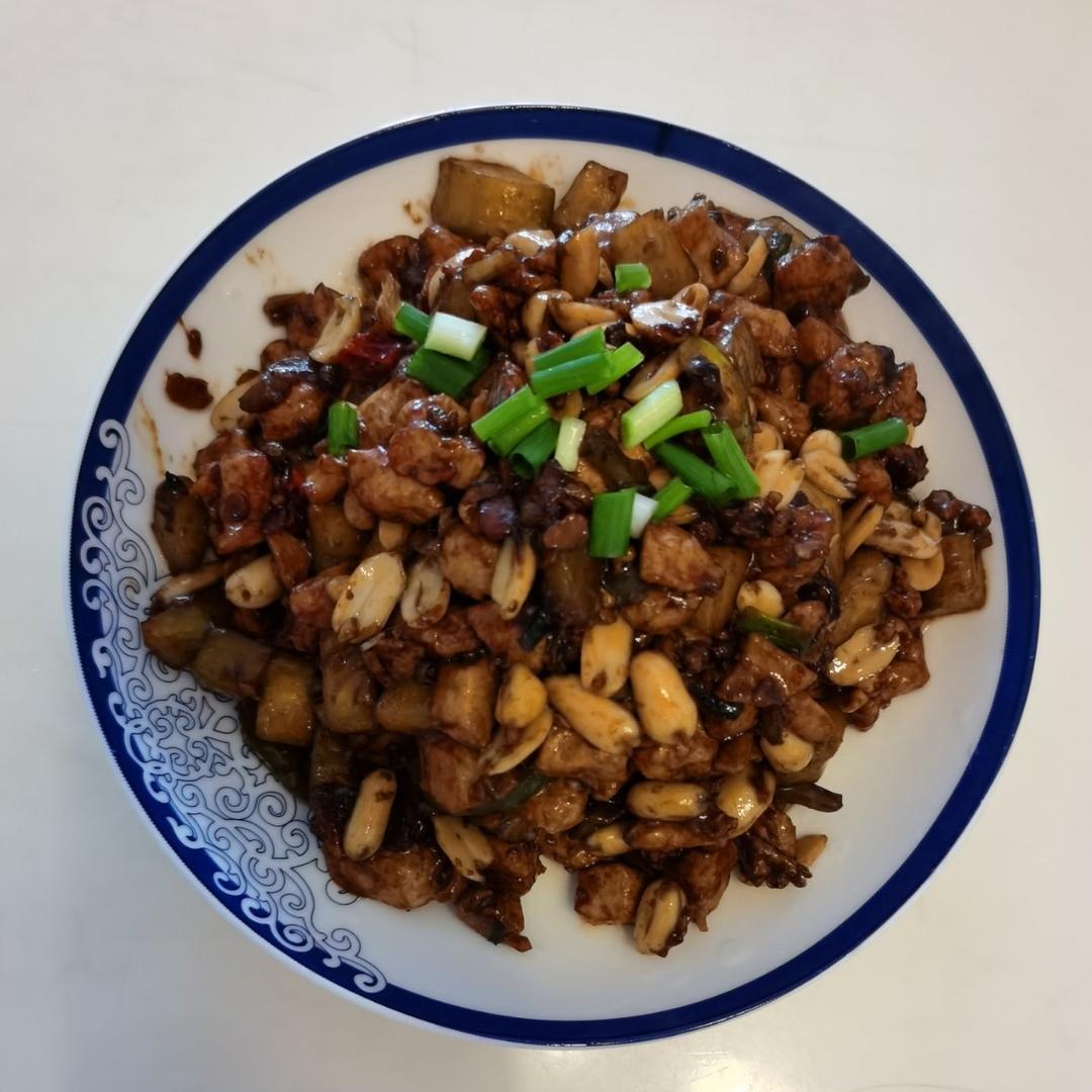 〈宫保鸡丁〉，小时候最爱的菜之一，郫县豆瓣酱版。欣小厨 😉