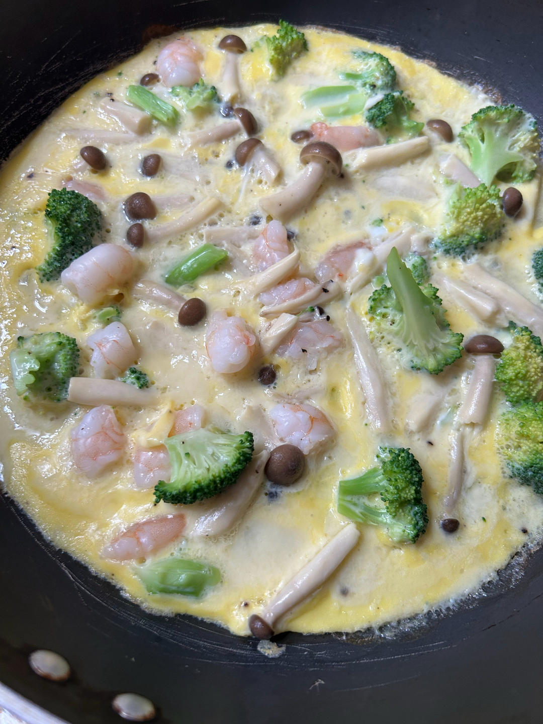 菌菇虾仁蔬菜烘蛋三明治