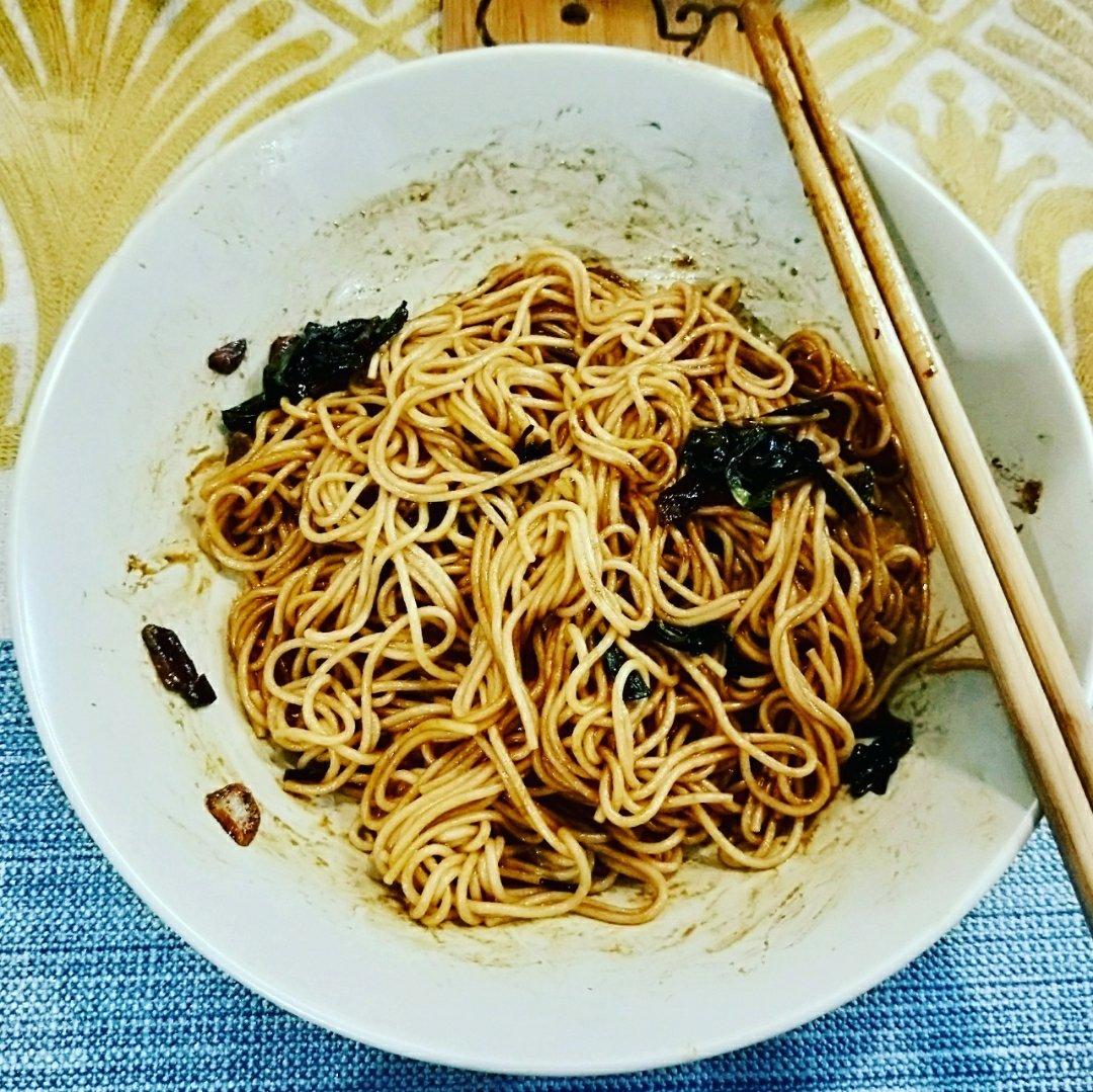 10分钟搞定的一碗葱油拌面
