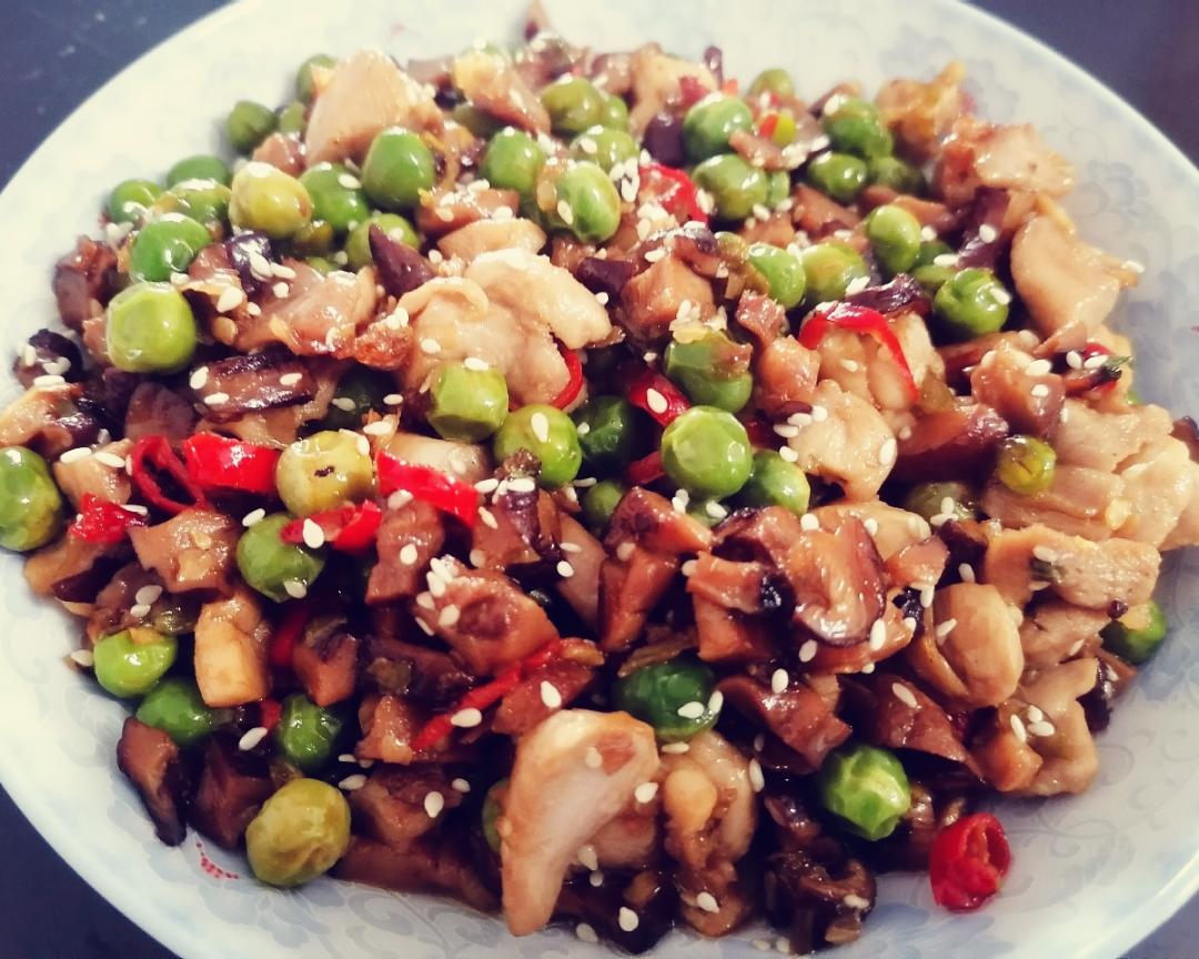 香菇豌豆芝麻鸡肉丁