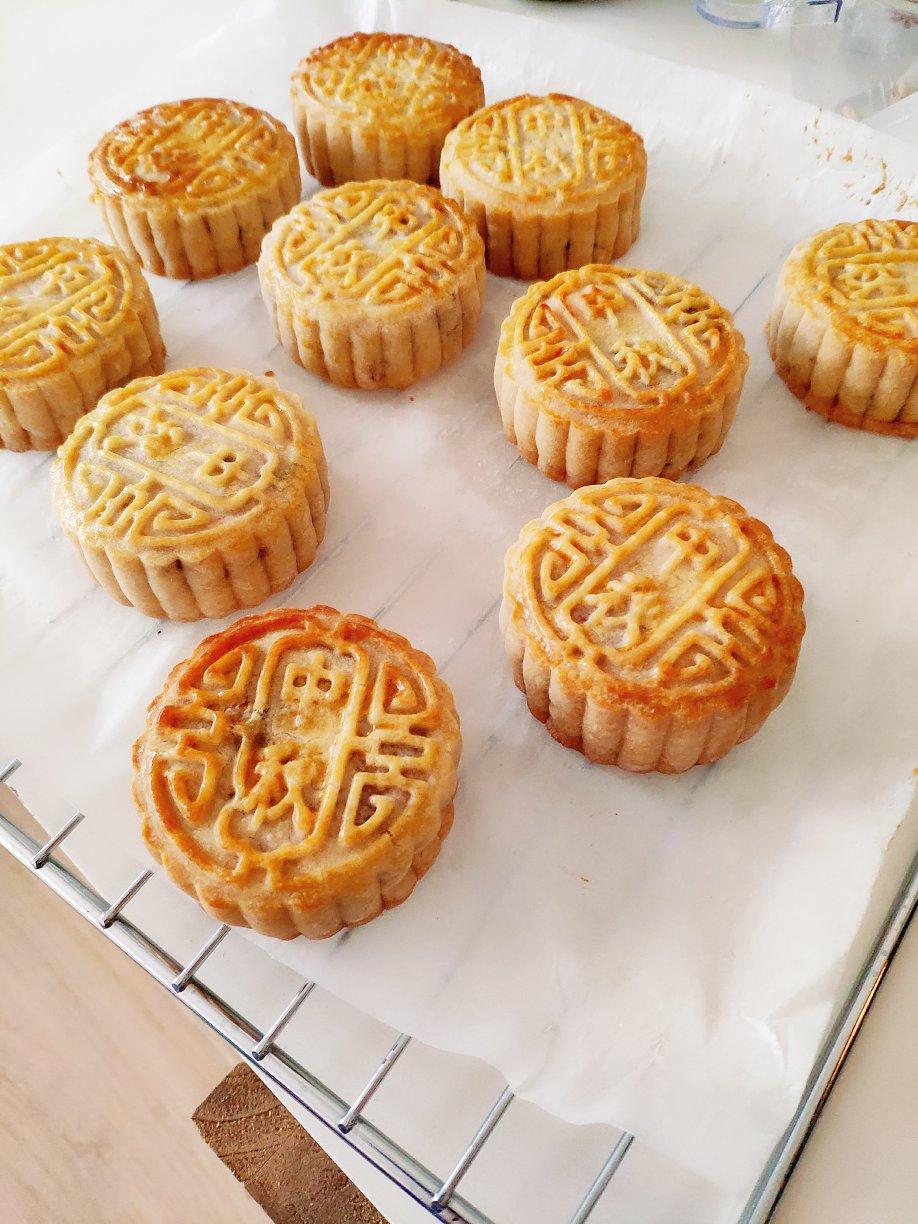 广式月饼—蛋黄莲蓉月饼
