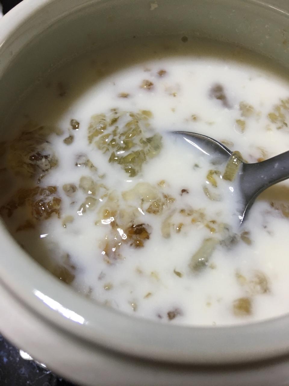 牛奶炖桃胶