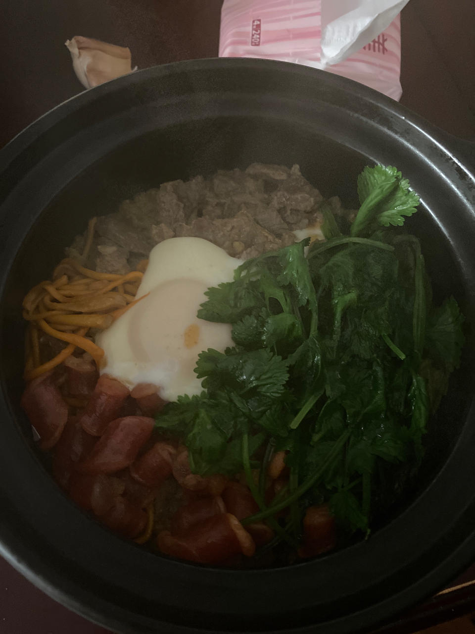 腊味煲仔饭，纯正砂锅版，有锅巴的哦