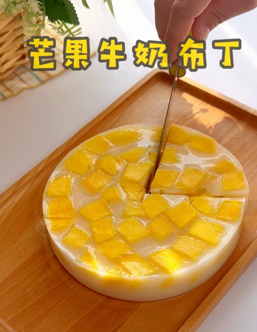 超简单的芒果牛奶布丁，香甜清爽的做法