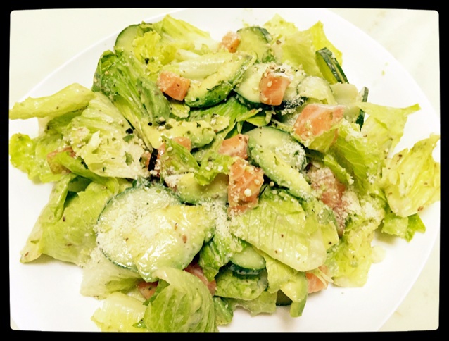 三文鱼牛油果蔬菜色拉