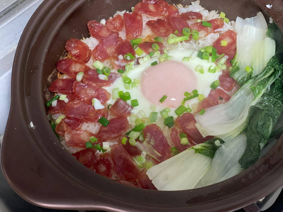保姆级的「腊味煲仔饭2.0」加强版来了，地道老广味～