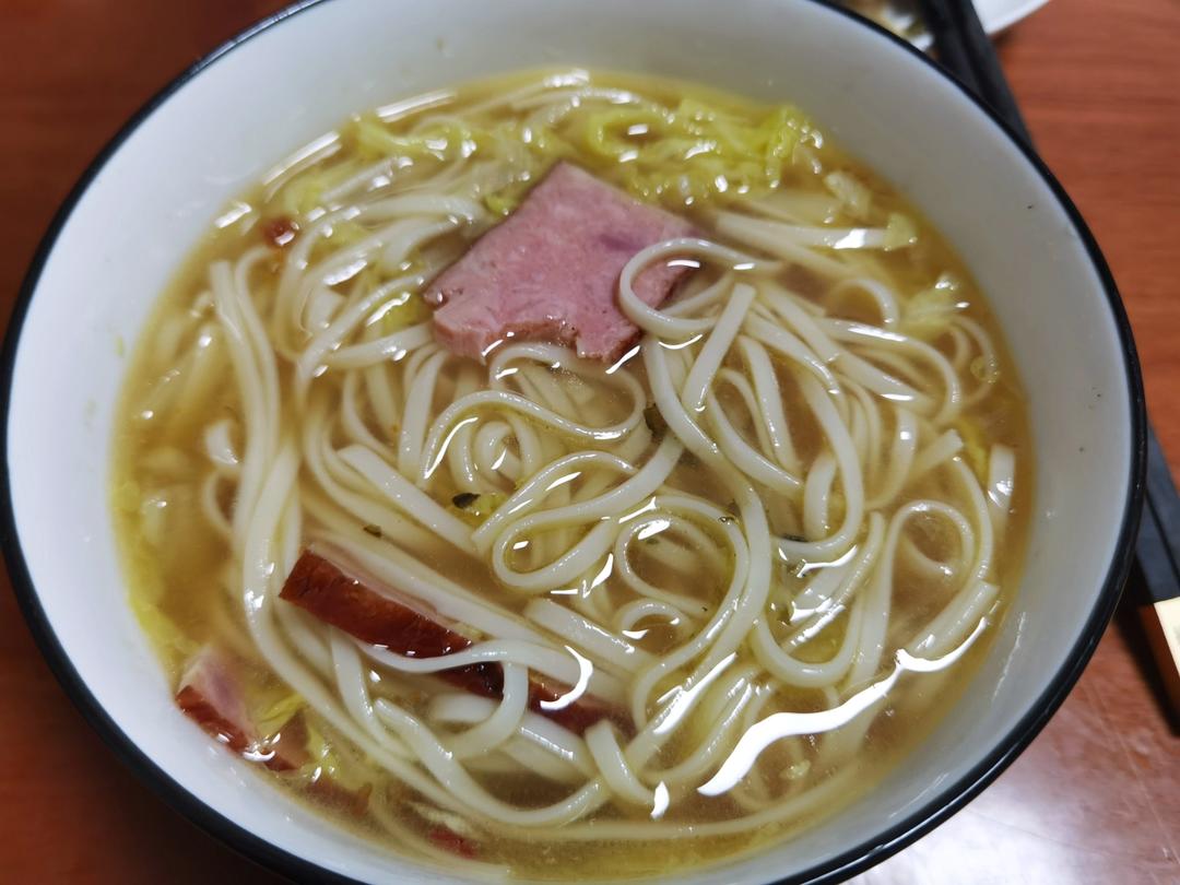 冬天，下班回家吃碗热汤面，暖心暖胃舒服