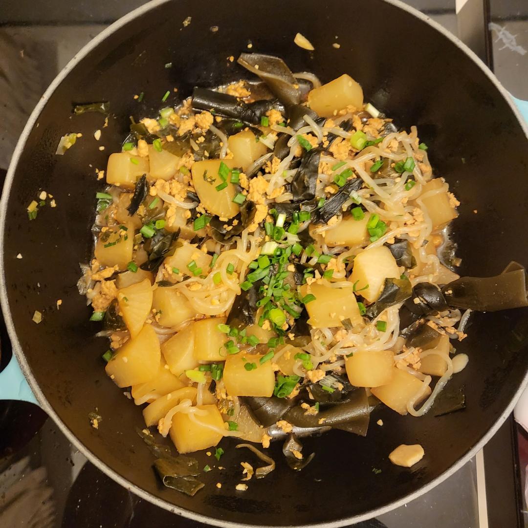 下饭的鸡肉裙带菜烧萝卜 | 健康·三餐