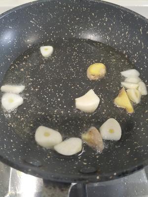 低盐低脂荷兰豆炒大虾的做法 步骤3