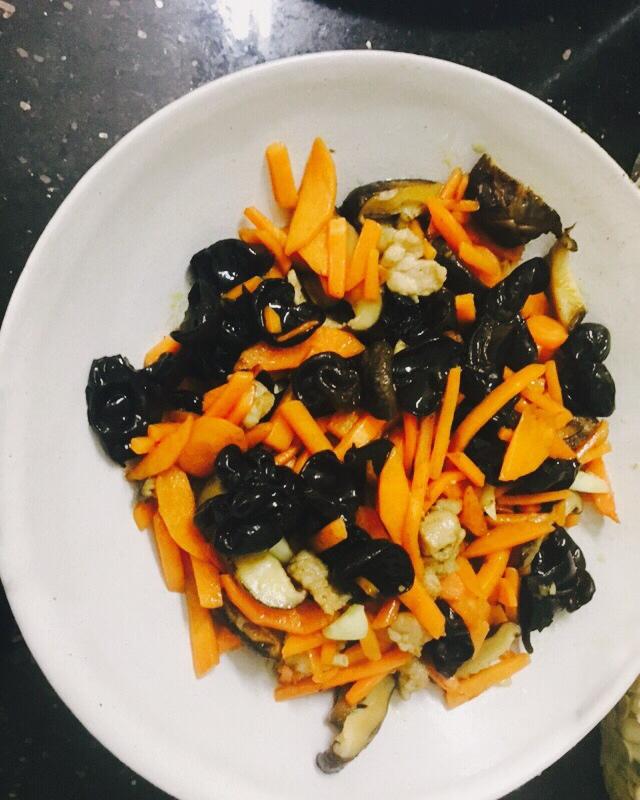 胡萝卜香菇炒木耳