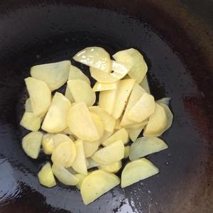 土豆炖豆角的做法 步骤3