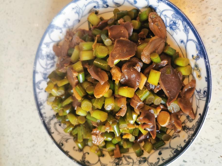 鸡胗炒蒜苗的做法