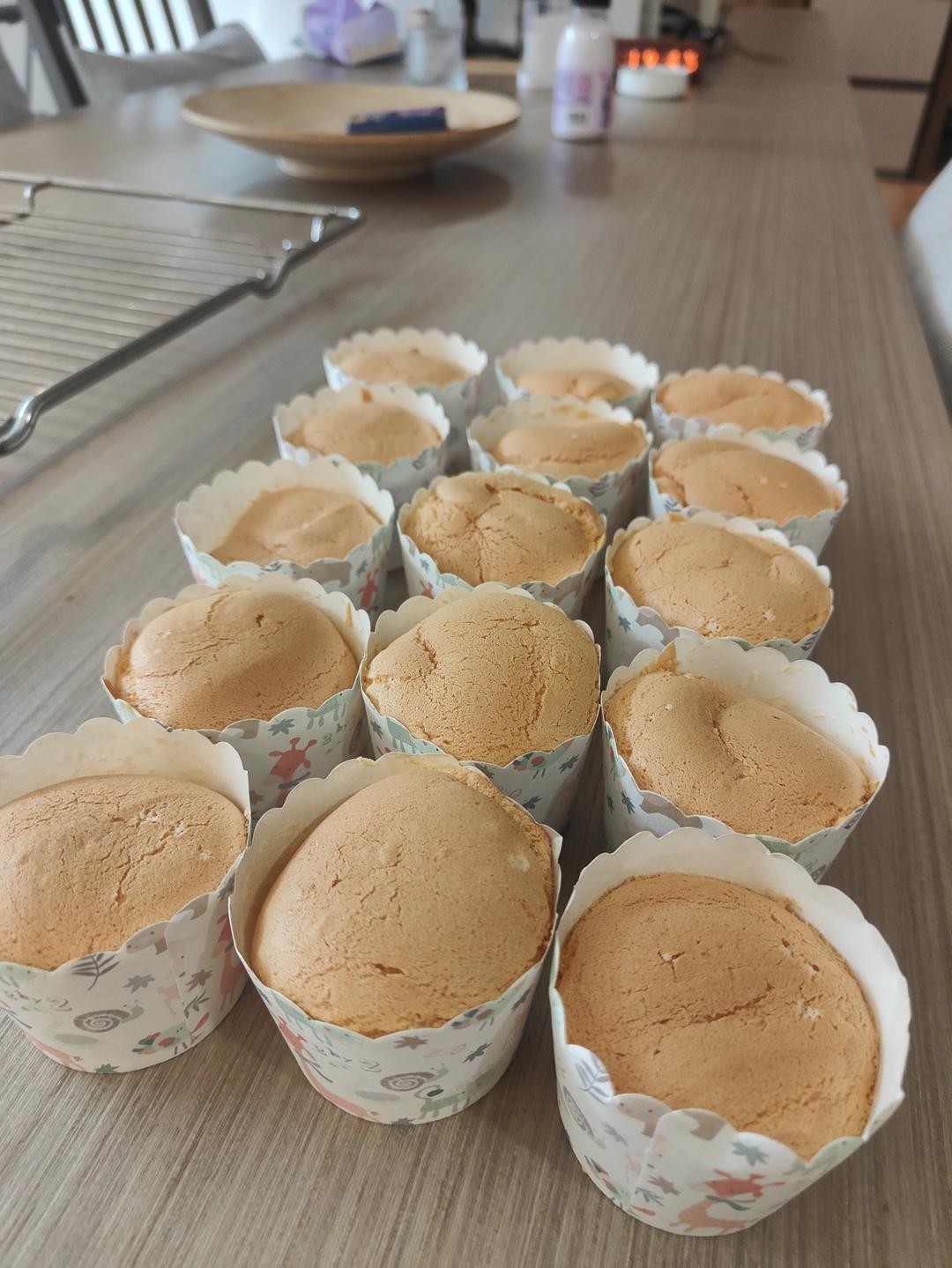 纸杯蛋糕，绝对不塌不裂，百分百成功四段式烘烤方法，不私藏无保留