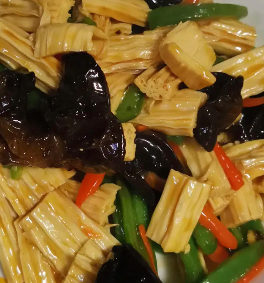 素食一一红烧木耳、腐竹的做法