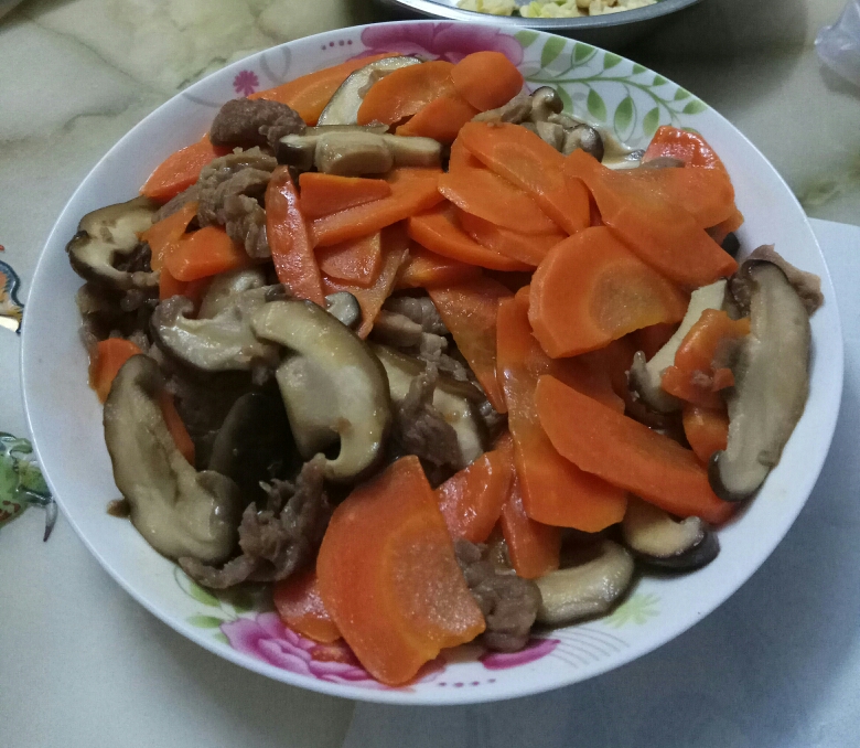 胡萝卜片香菇炒肉
