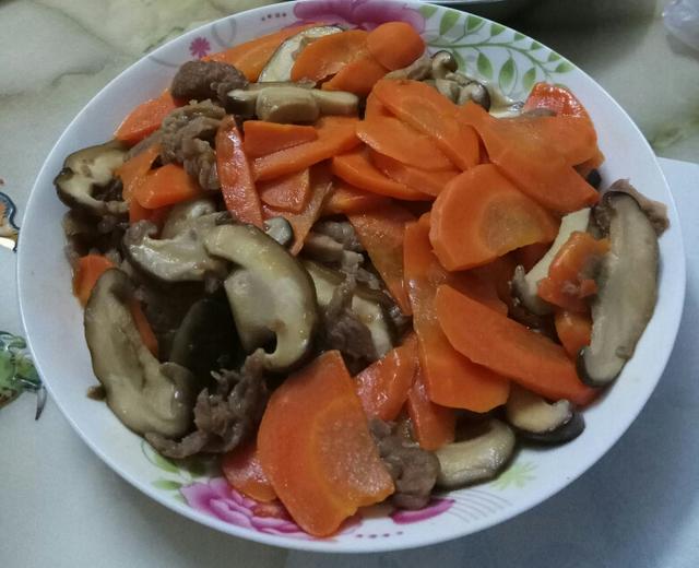 胡萝卜片香菇炒肉