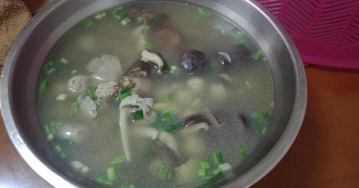 砂锅菌菇肉丸汤