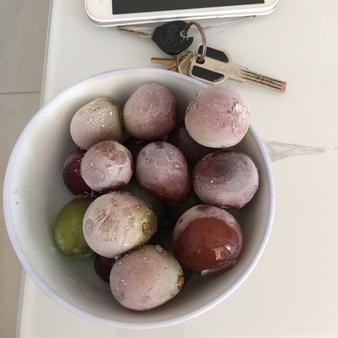 小情绪女子做的冰冻葡萄