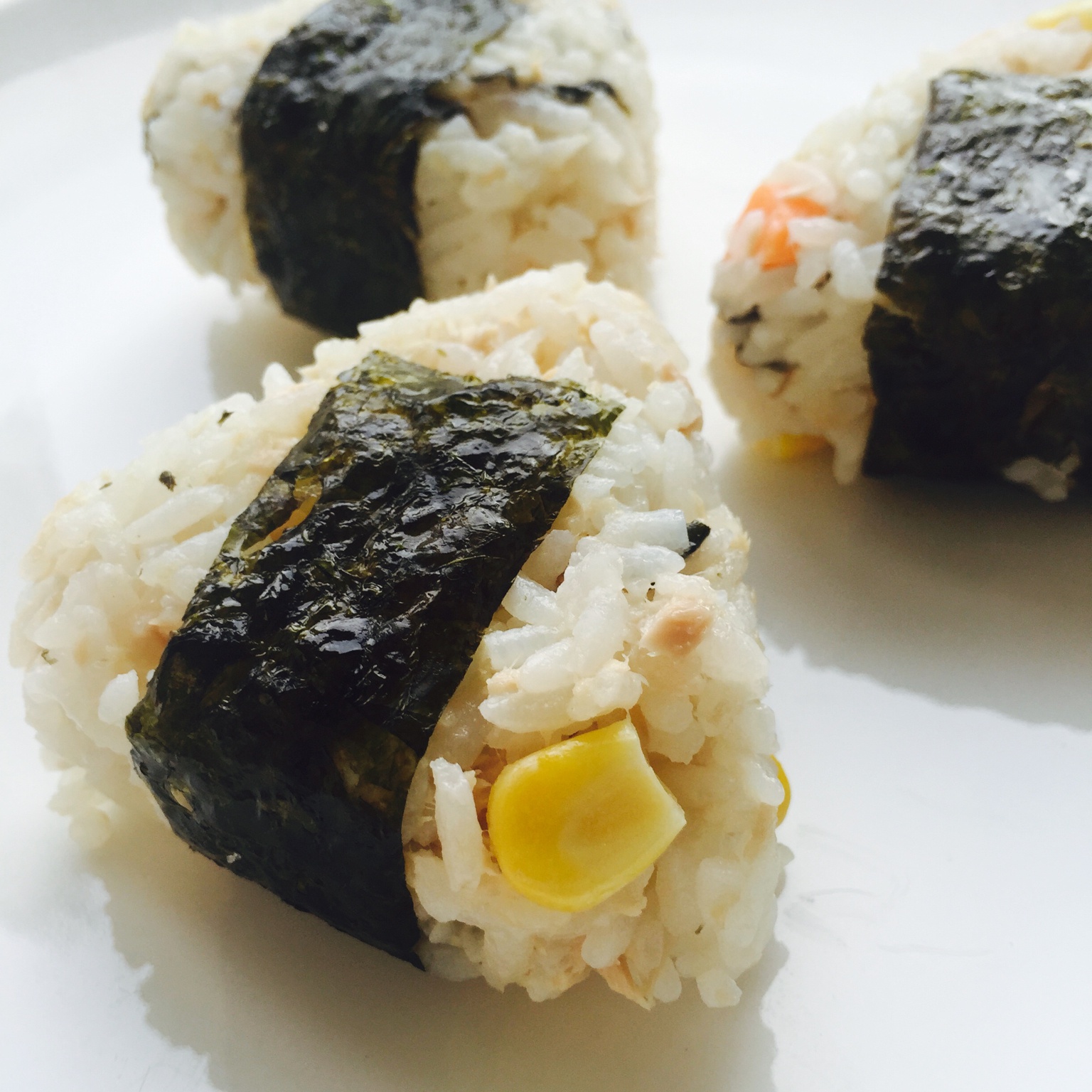 香草奶茶_v85y做的三角寿司饭团