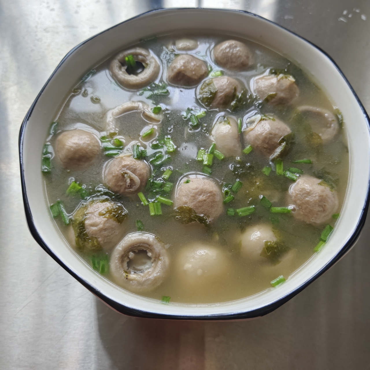鲜甜蘑菇丸子汤🍄的做法