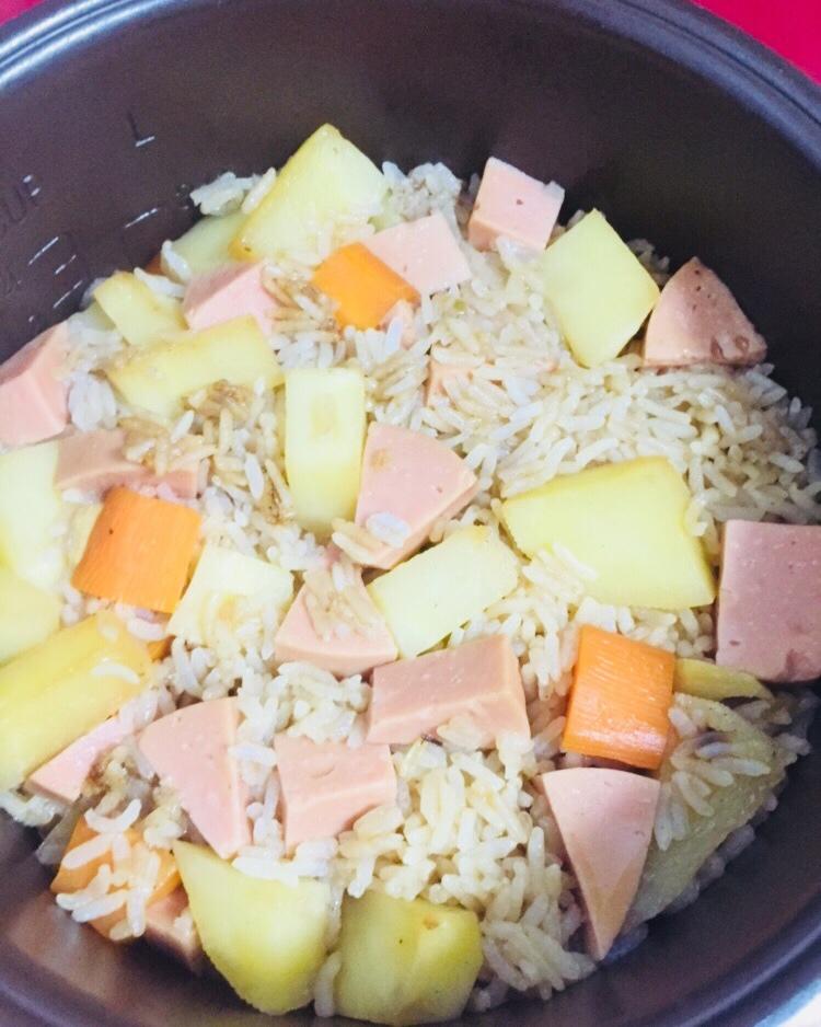 电饭煲版:香肠土豆饭煲仔饭（绝对的美味）