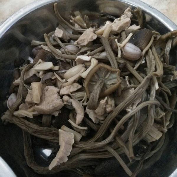 茶树菇红枣瘦肉汤