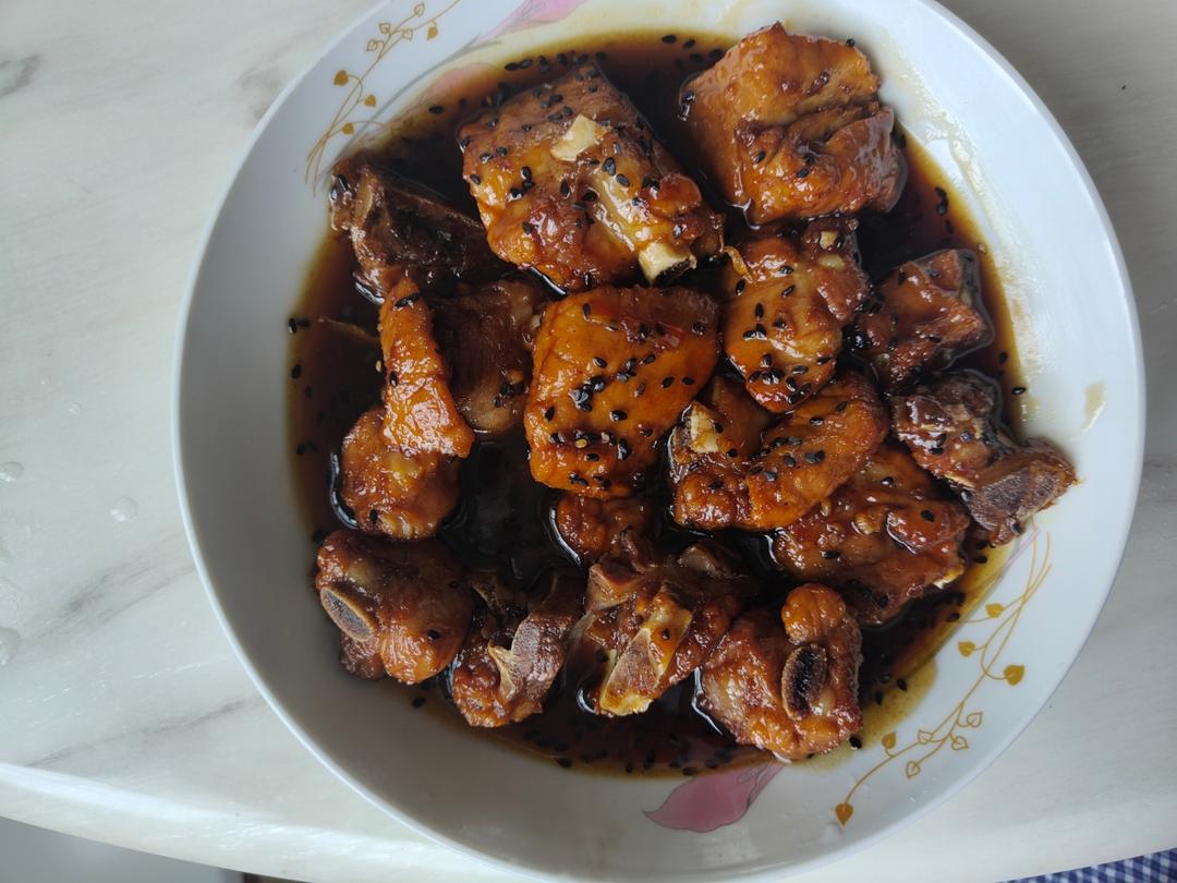 红烧排骨      作为排骨，它是相当认真的哦😎😎😎