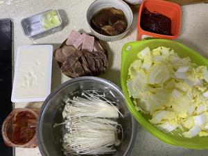 韩式牛肉泡菜锅（部队锅）的做法 步骤1
