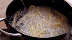 不用煮不用冷冻做酥脆薯条（含视频）的做法 步骤8