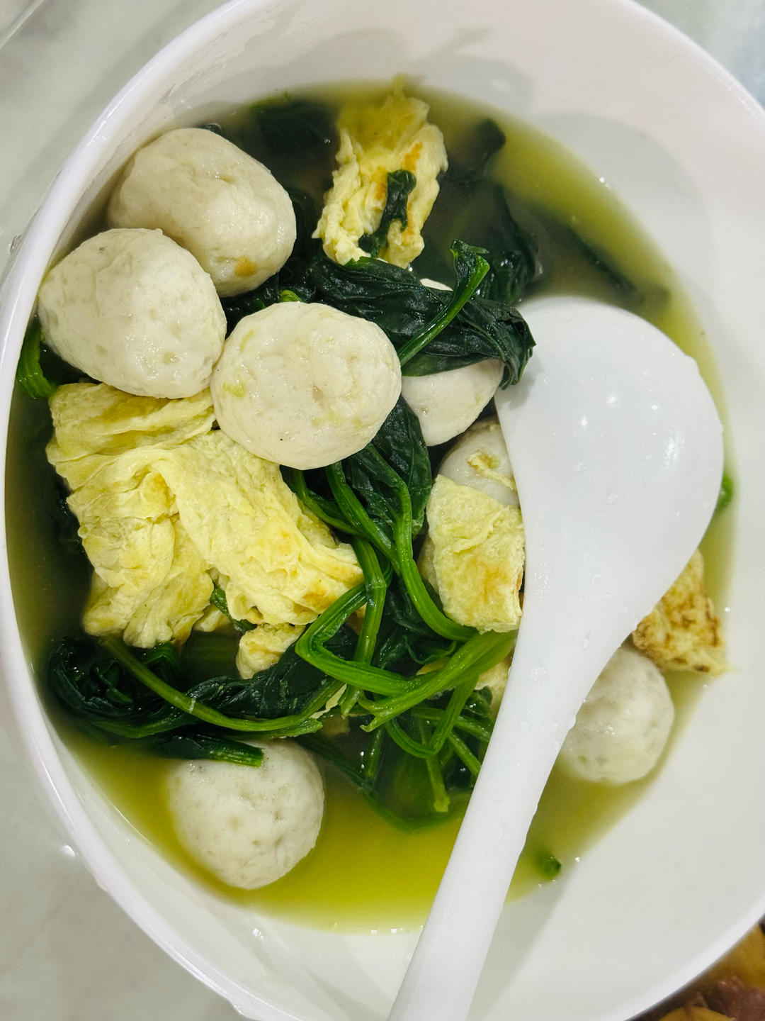 简单易学，清淡好喝～鱼丸鸡蛋菠菜汤