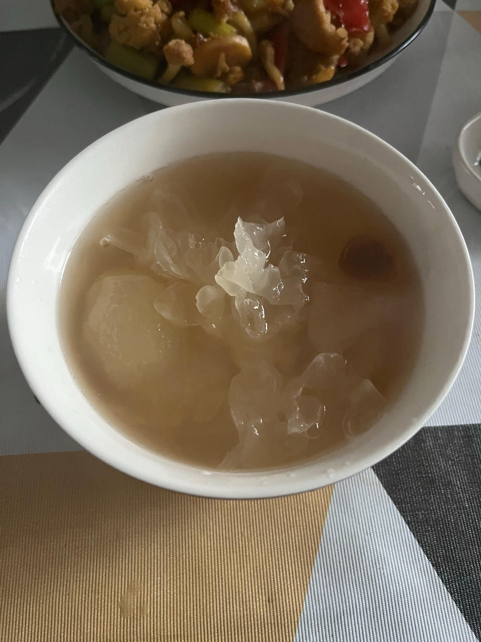 清咽利肺止咳化痰的首选罗汉果雪梨银耳羹
