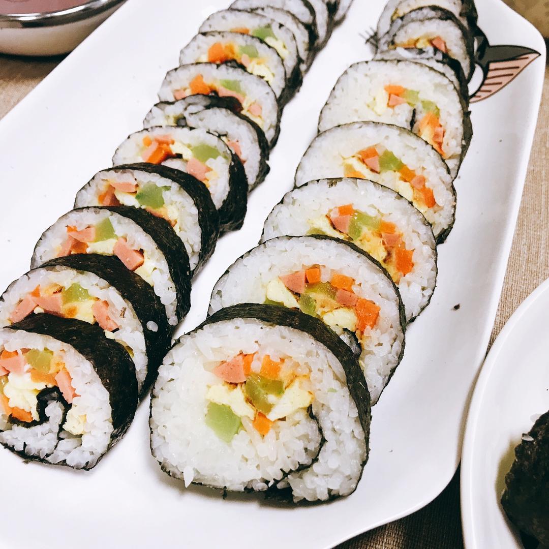 覃勤勤爱吃红豆做的紫菜卷寿司