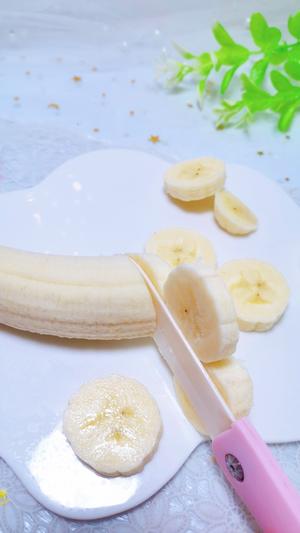 宝宝辅食:香蕉蛋黄饼的做法 步骤3