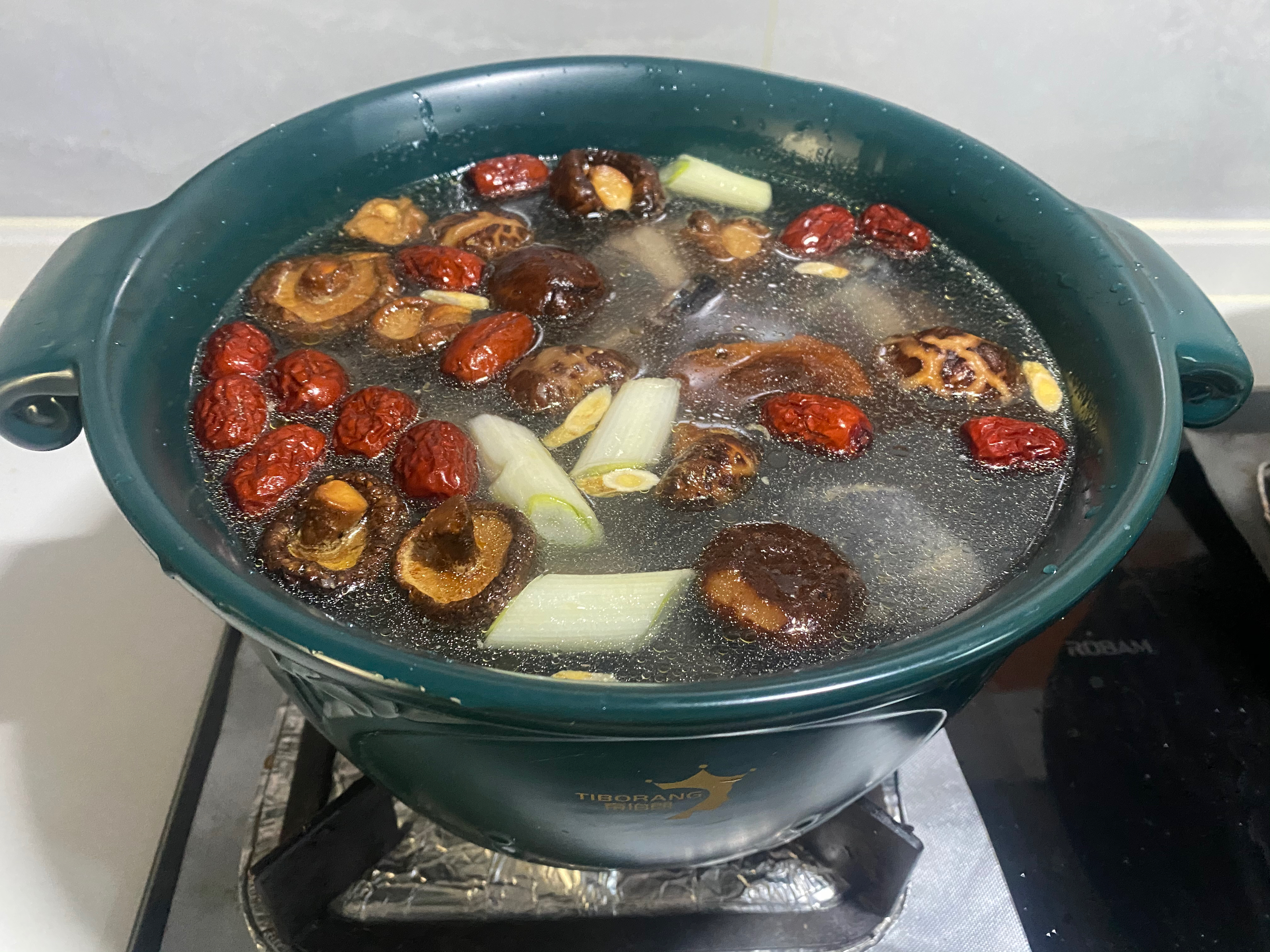 红枣枸杞黄芪菌菇乌鸡汤的做法 步骤5